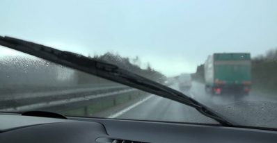 Wiper mobil dalam kondisi hujan bermebun